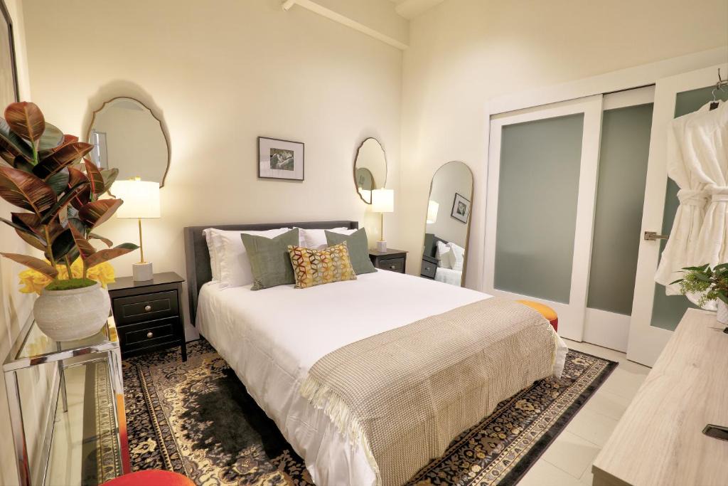 Classic Los Angeles Elegance in Downtown, Sleeps 4, Free Parking and 360 Degree View Roof Top Pool! 1