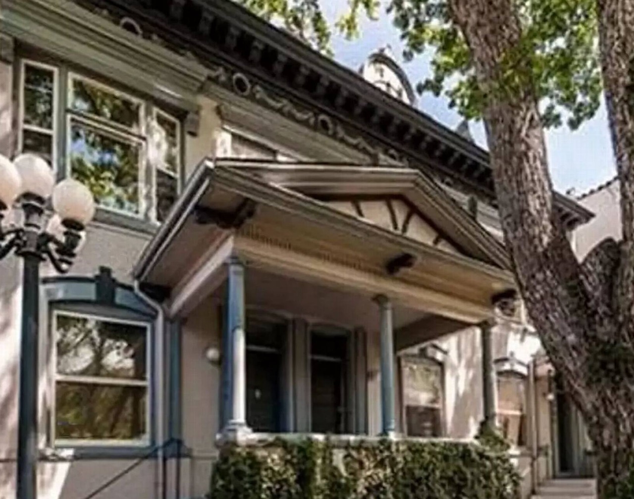 Classic Row Home Patio, Porch & Garage. Walk to Downtown & Convention 1