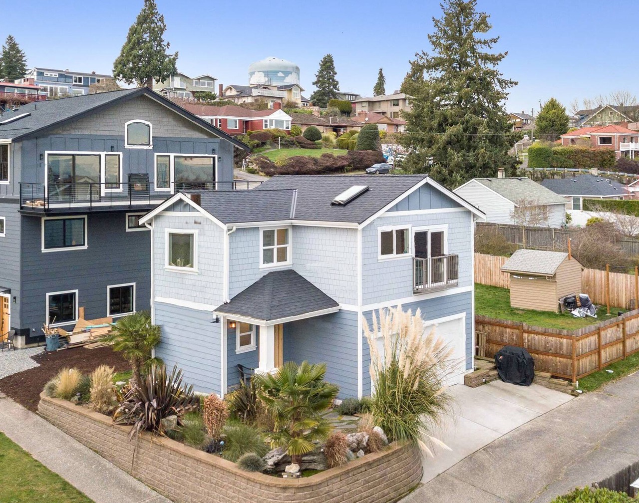 Coastal View Home - Newly Remodeled. Water Taxi Ride Away to see the WORLD CUP! 1