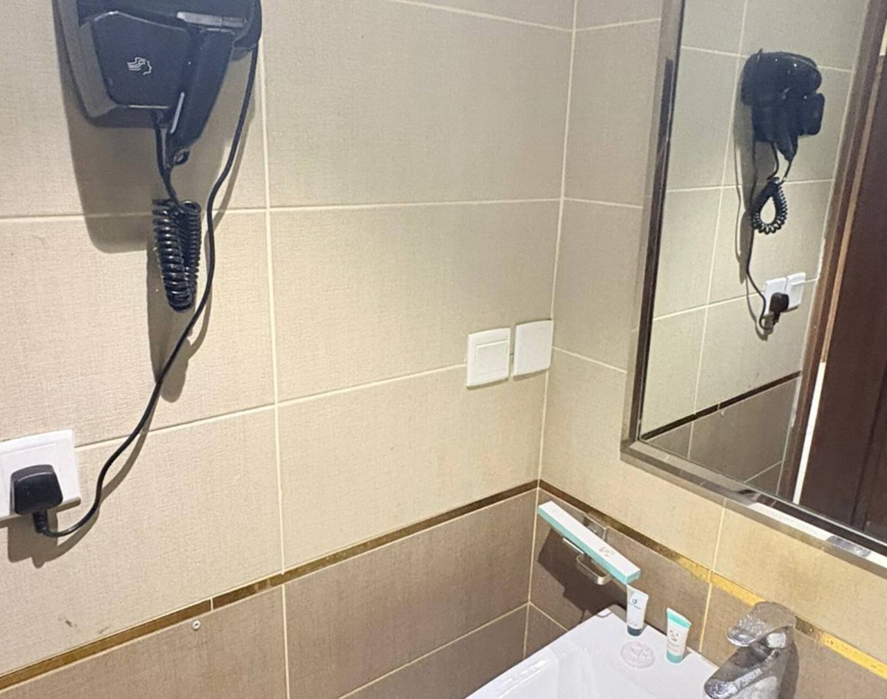 Comfortable hotel in beautiful Jeddah with refreshing AC 1