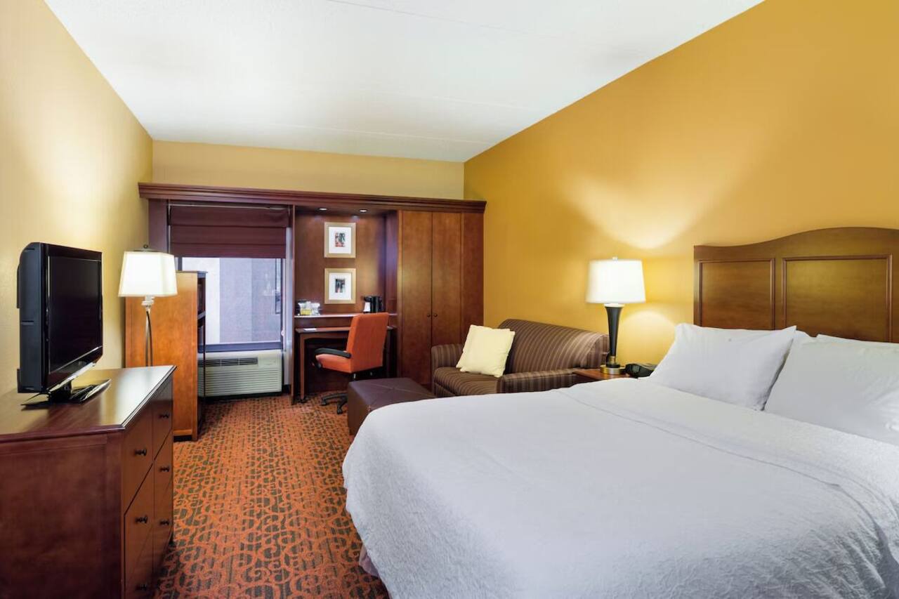 Comfortable Room Near I-76 with Free Breakfast – Perfect for Leisure and Work 1