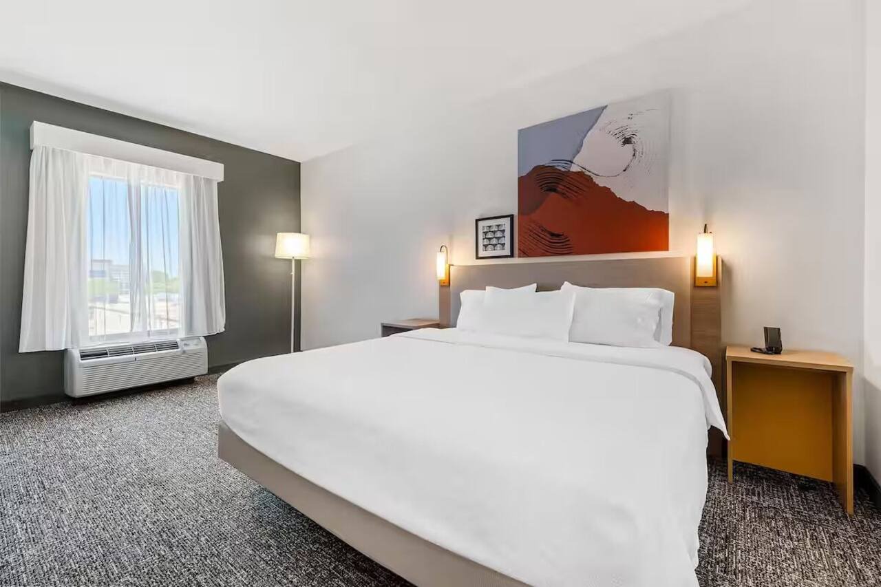 Comfortable Room w/Convenient Parking – Close to Westgate Mall + Top Restaurant 1