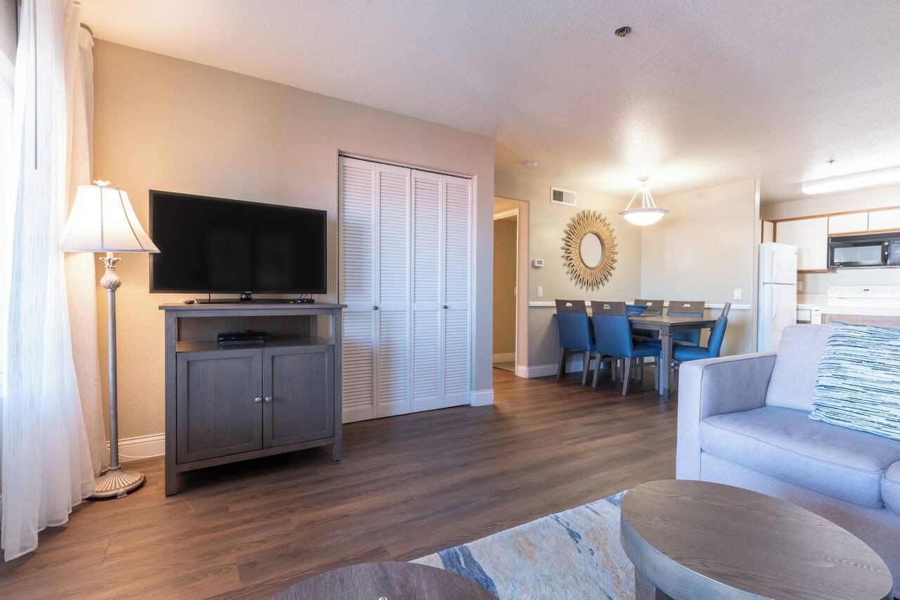 Comfortable Stay! Private Balcony, Free Parking Onsite! 1