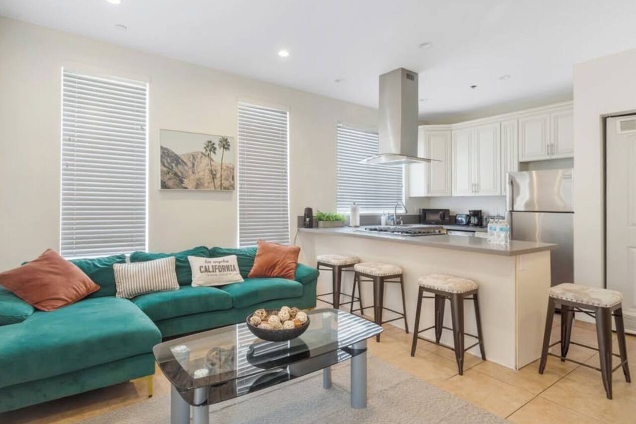 Comfy 2bed apartment with Private Balcony, Rooftop, & A/C near Griffith Park 1