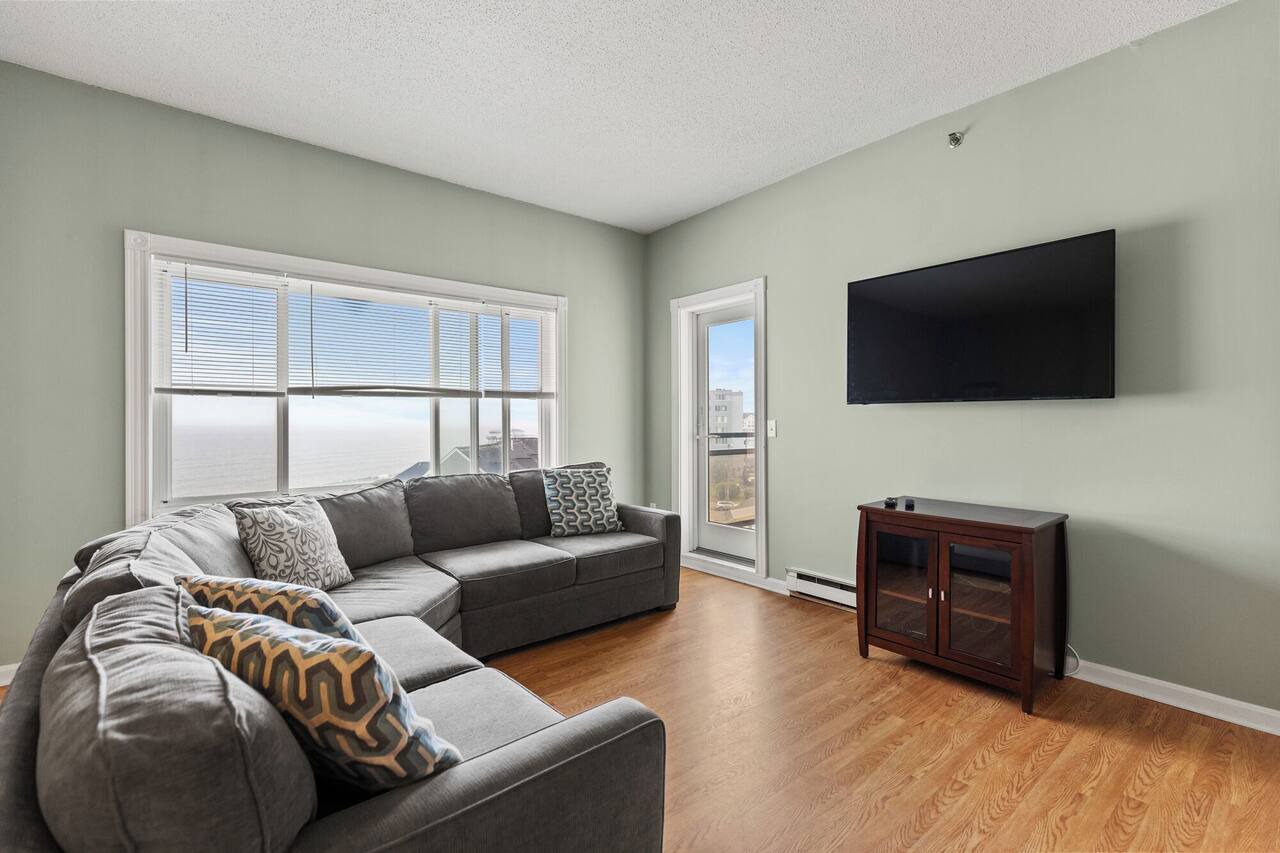 Condo Room 606 Lovely beach and pier view from this cozy 1 bedroom! 1