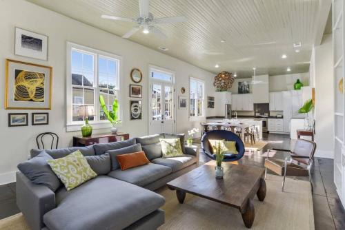Contemporary Designer Home near French Quarter 1
