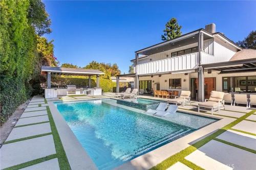 Contemporary Elegance sleeps 16 pool hot tub 1