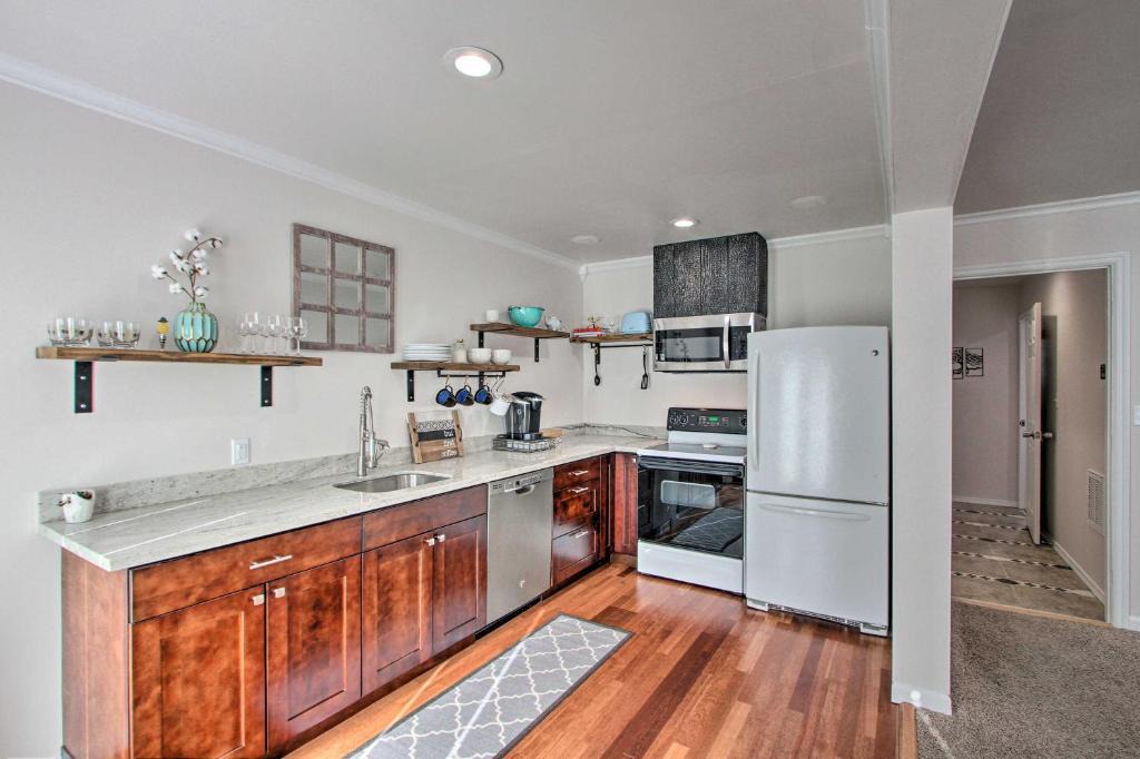 Convenient Burien Getaway: 12 Mi to Dtwn SEA! 1