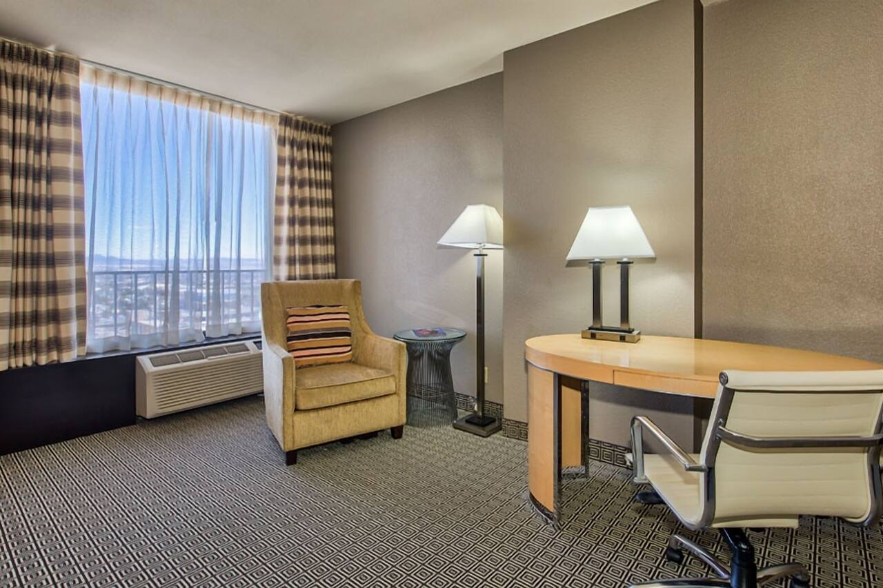 Convenient Las Vegas Stay! Superb Location, Free Parking, Onsite Swimming Pool! 1