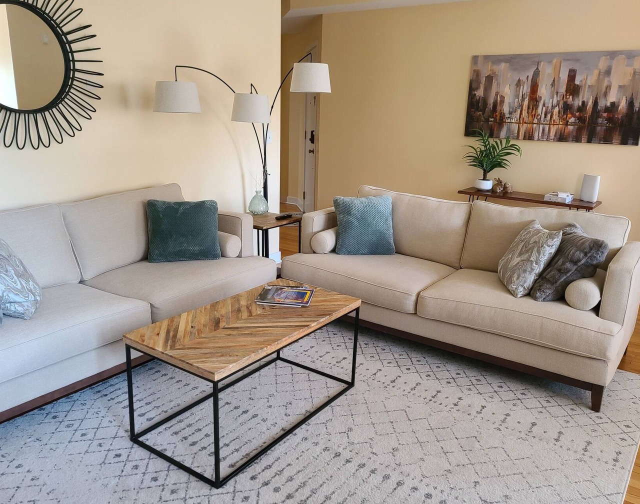 Convenient Location Near Loyola/Northwestern 1