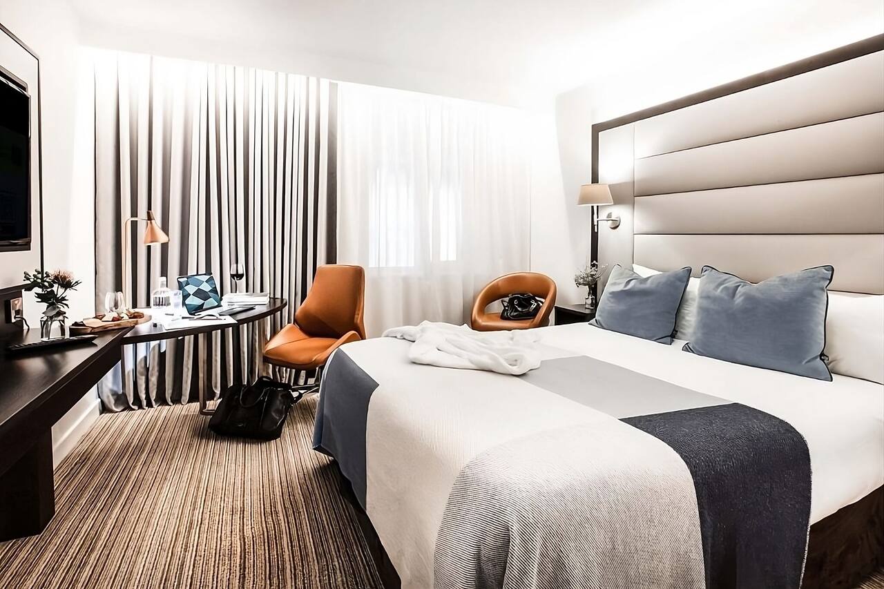 Convenient Stay in Dublin Downtown! Stylish Hotel Close to Irish Whiskey Museum 1