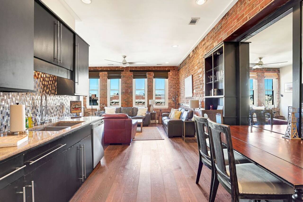 Corner View Broughton Penthouse with FREE Reserved Parking 1