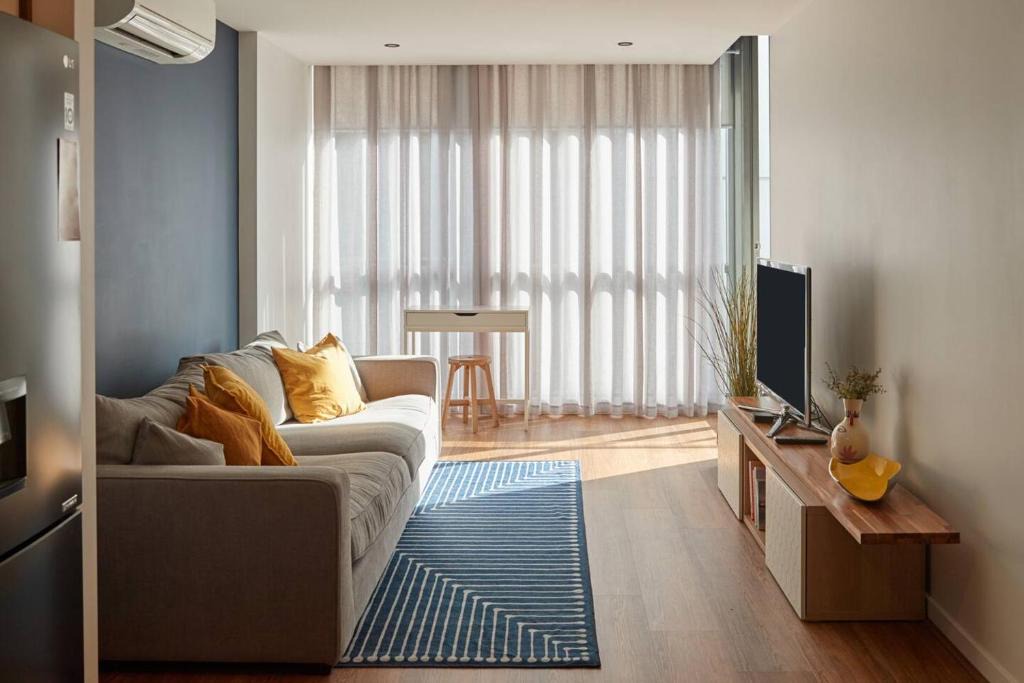 Cosmo Corner - Tranquil Vibes over South Melbourne 1