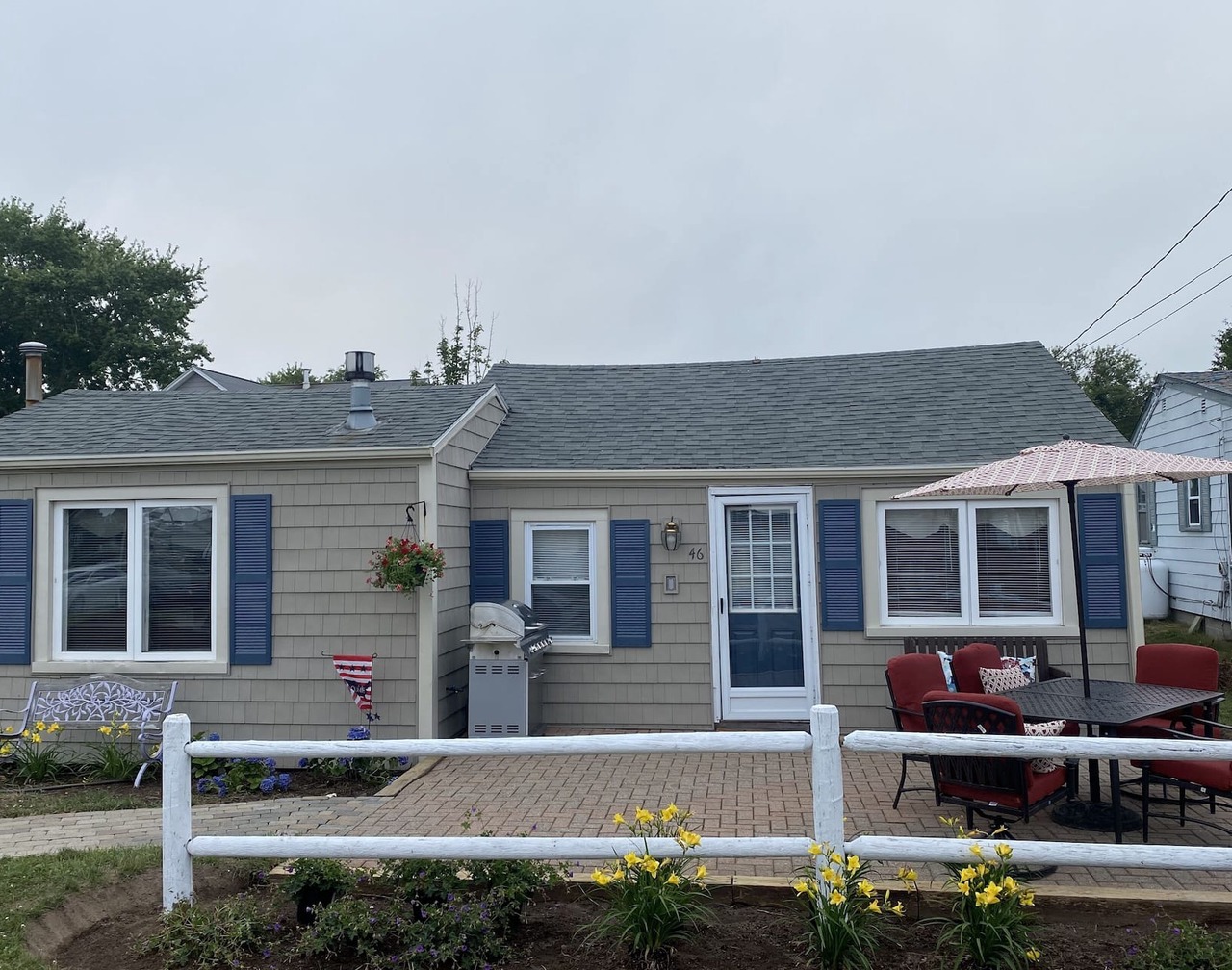 Cottage by the shore in the quaint neighborhood of Snug Harbor 1