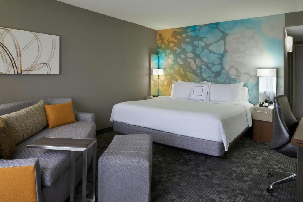 Courtyard by Marriott Toronto Airport 1