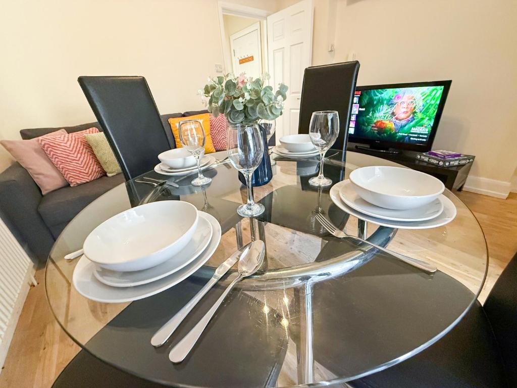 Cozy 1-BDR Finsbury Park Apt with mini Garden, Paid Parking near Emirates Stadium & Islington by Staylio London 1