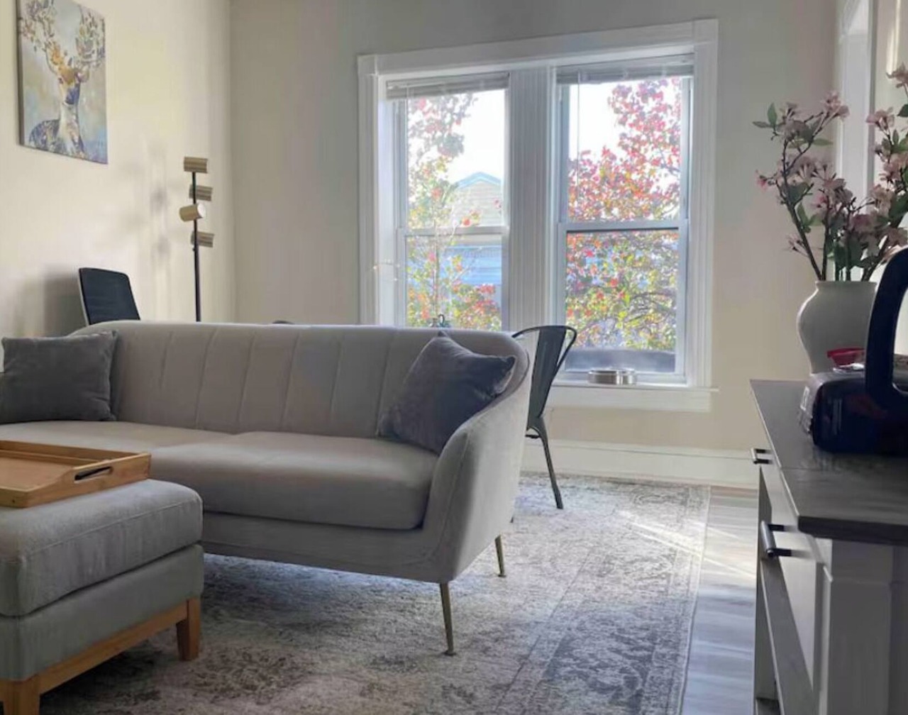 Cozy 1-bedroom townhome in a fantastic Washington neighborhood with AC 1