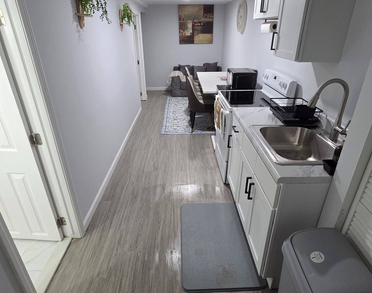 Cozy 1-king size bedroom house in quiet Waterbury with 75" TV in your bedroom. 1