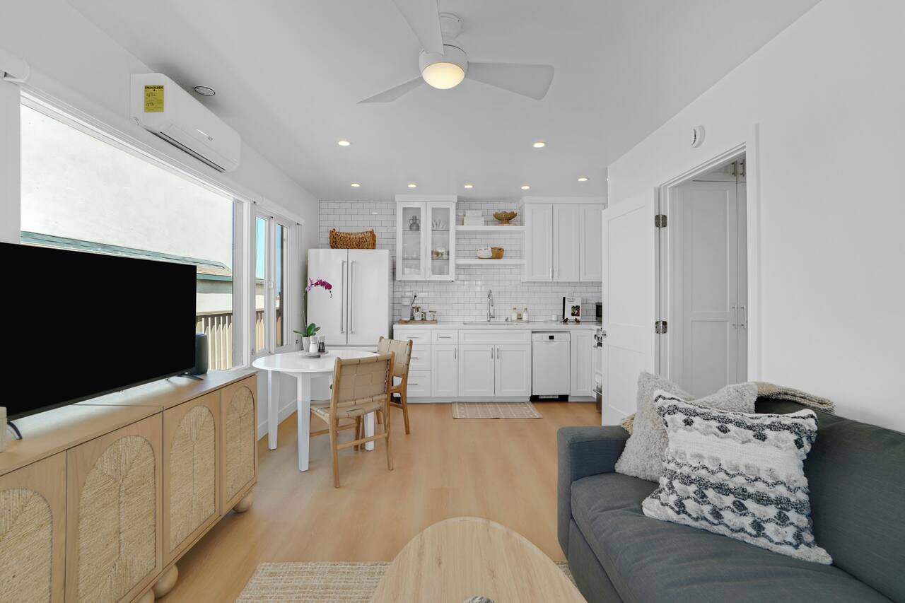 Cozy Coastal Retreat w/King Bed & Full Kitchen 1