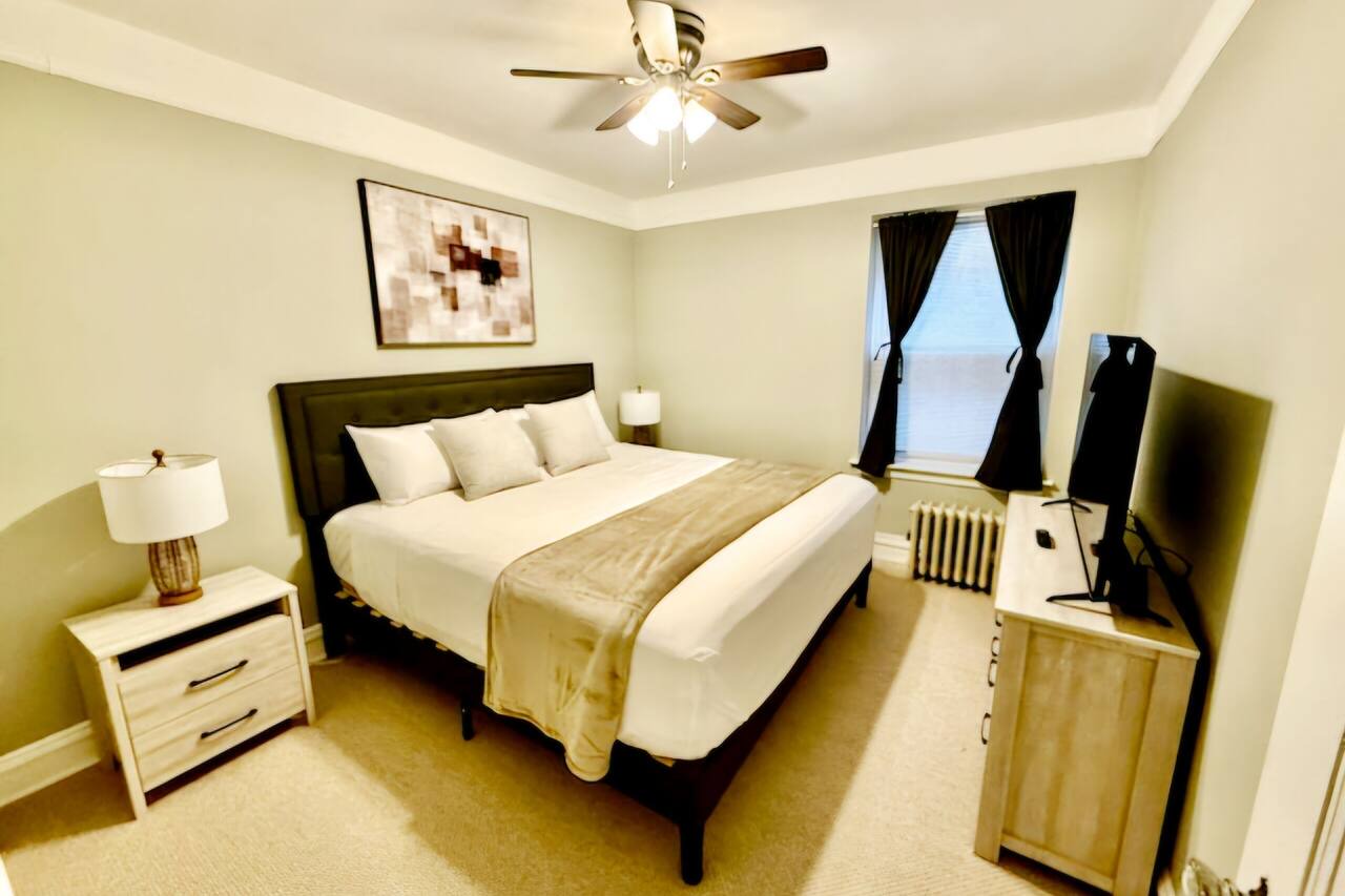 Cozy Extended Stay: King Bed/Fully Equipped/Train 1