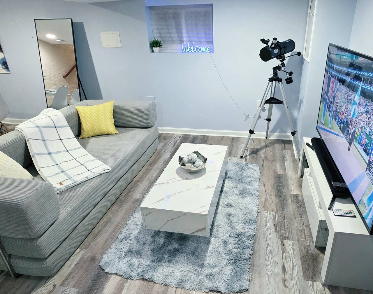 Cozy Getaway with Modern Look & Free Private Parking. 1