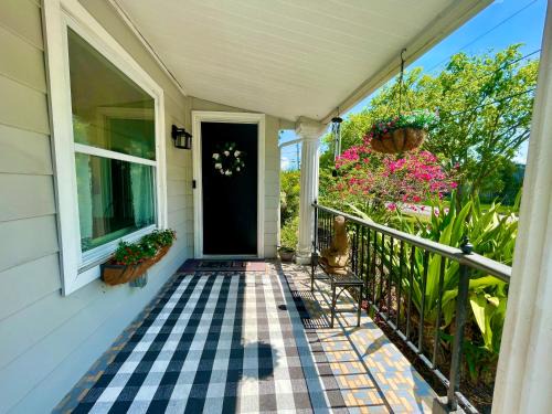 Cozy sanctuary minutes from the bay and beaches 1