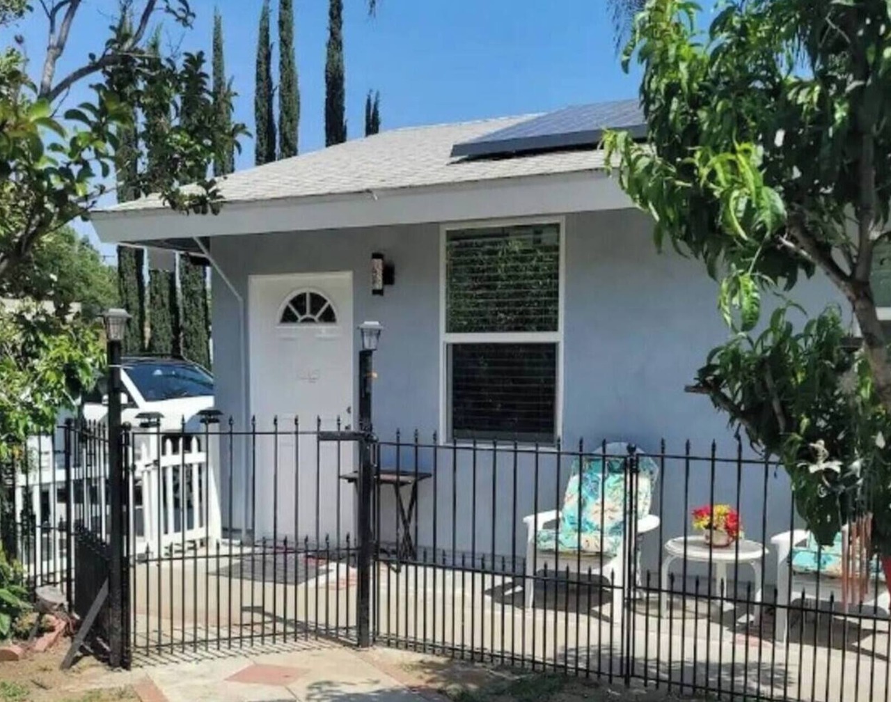Cozy studio with private entrance in quiet neighborhood. Pet-Friendly. 1