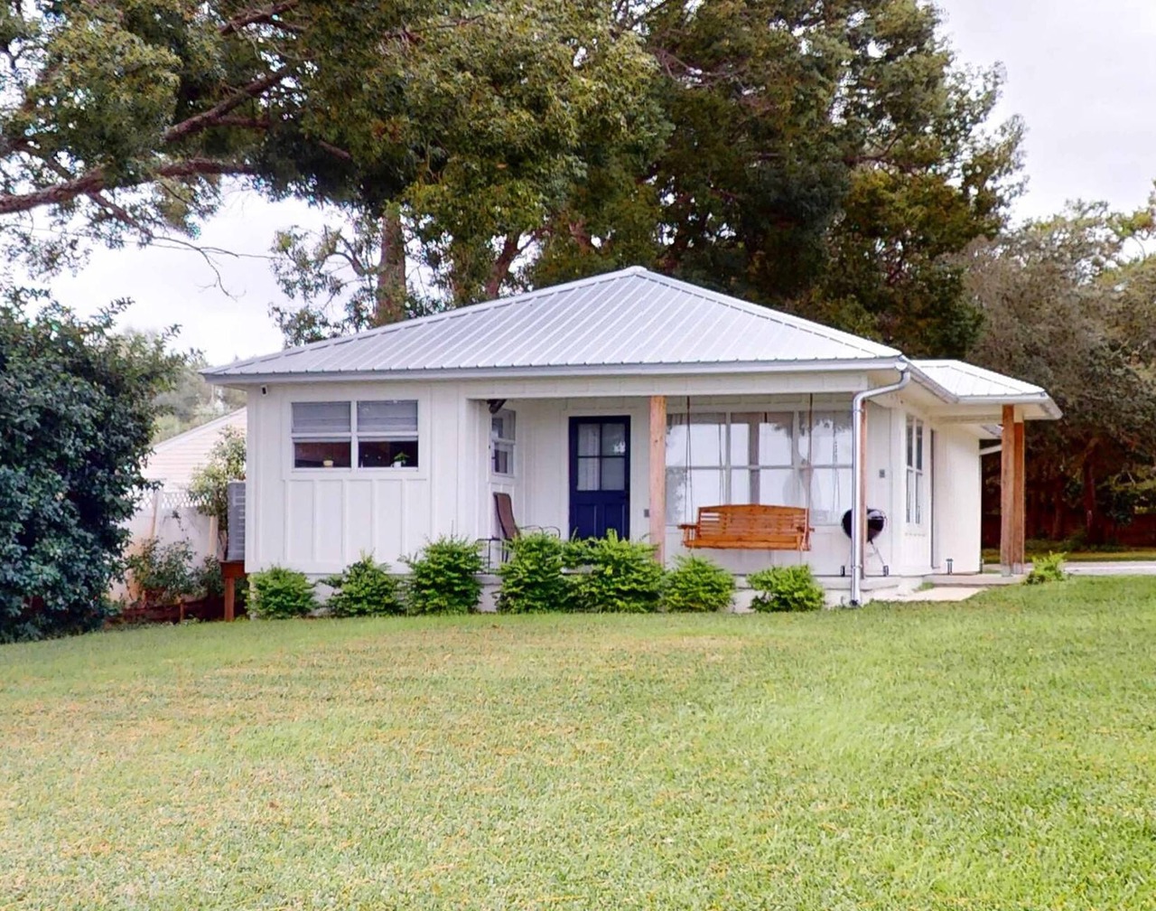Cozy waterfront cottage, pet friendly with AC, deck and shared dock 1