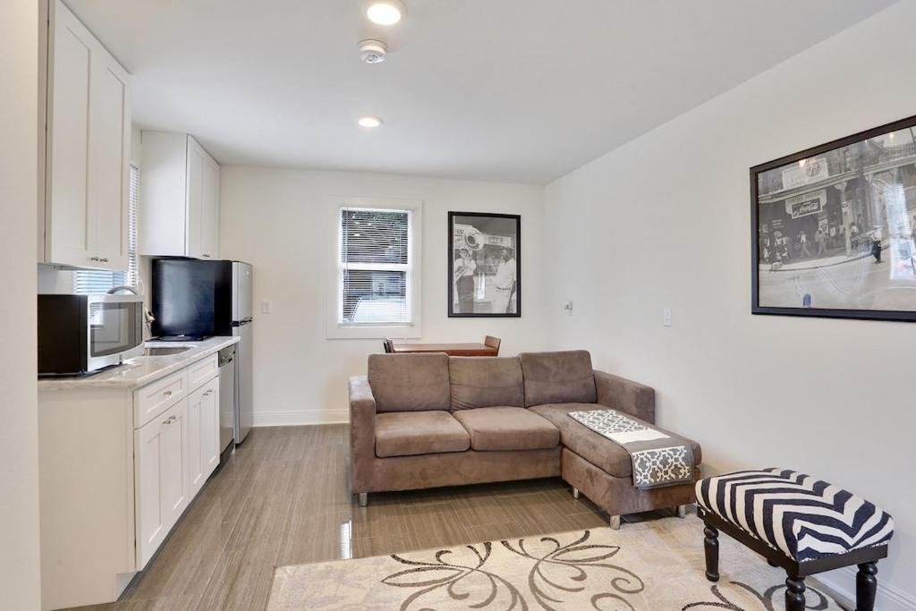 Cute Studio 7blocks from French Q steps to Jazz venues, free gated parking included 1