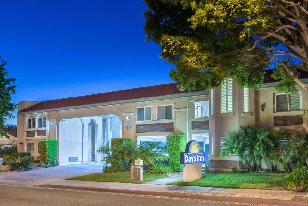 Days Inn by Wyndham Near City Of Hope 1
