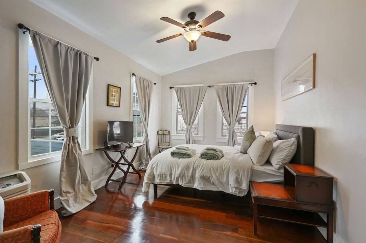 Delightful Freret St Studio Apartment w/parking 1