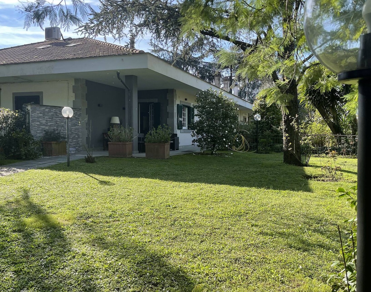 Delightful stylish house with private romantic garden 1