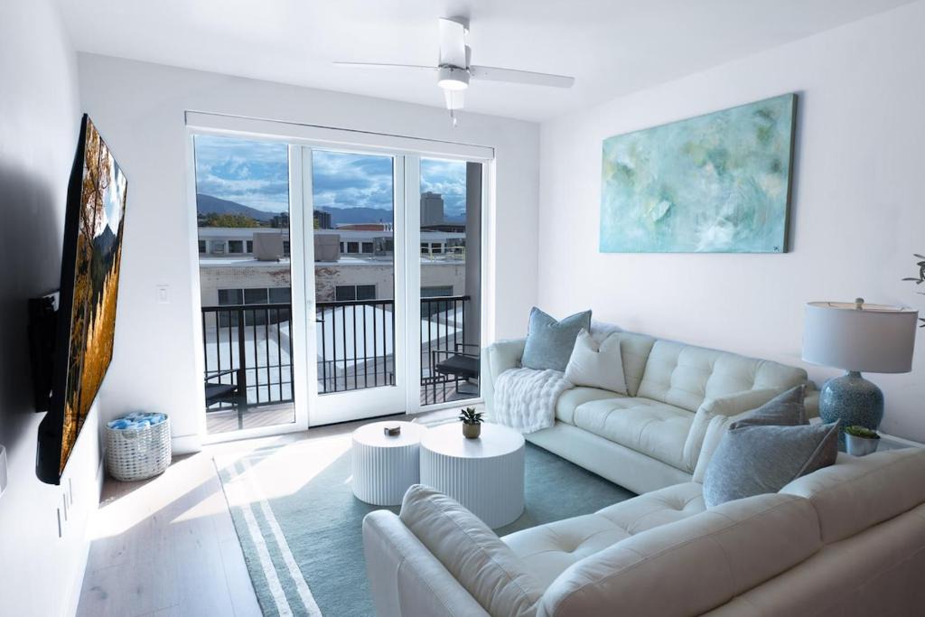 Deluxe 1BR 1BA Stunning Amenities-Pool, Htub, Gym 1