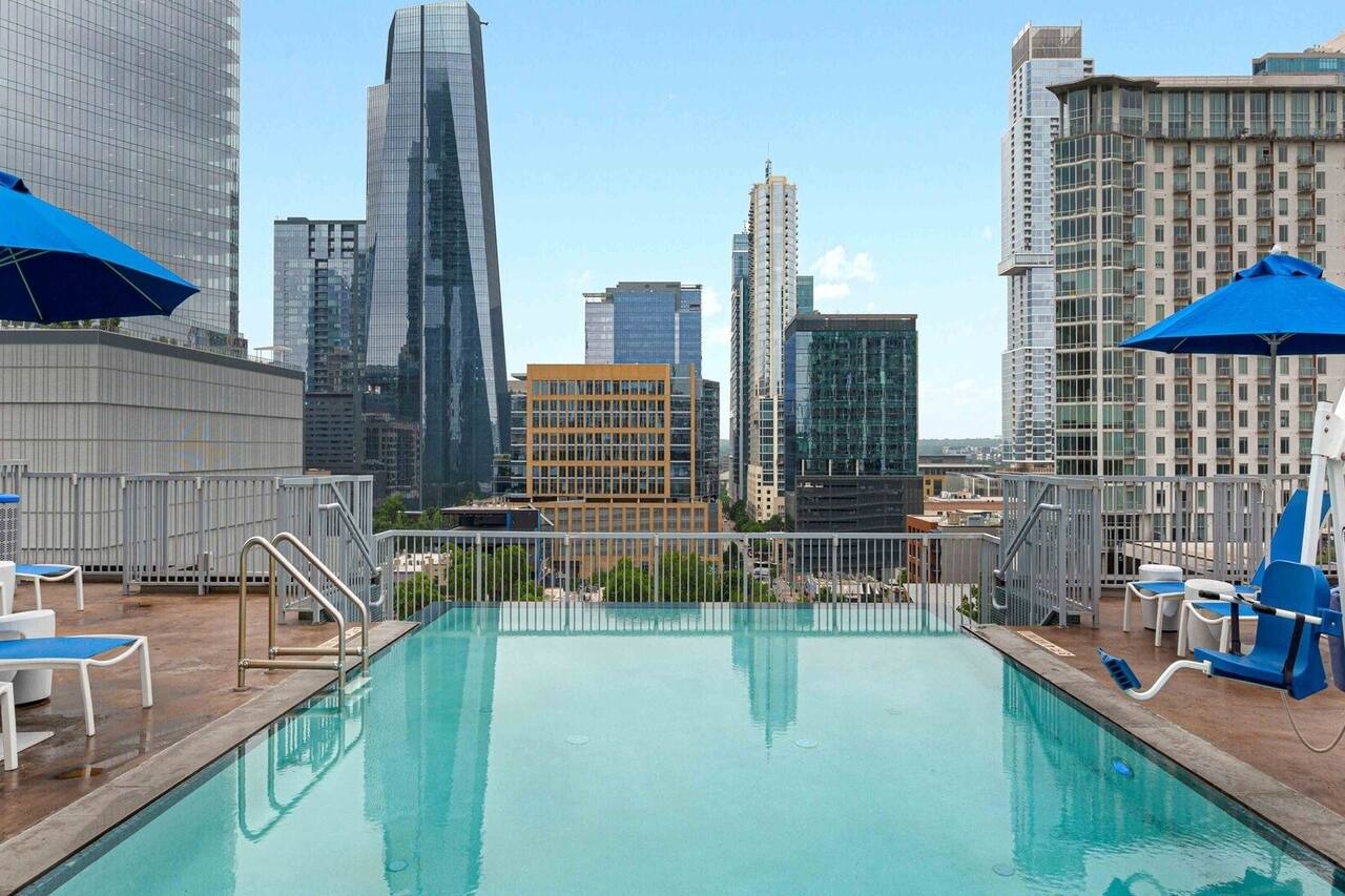 Deluxe Modern Studio in the Heart of Austin 1