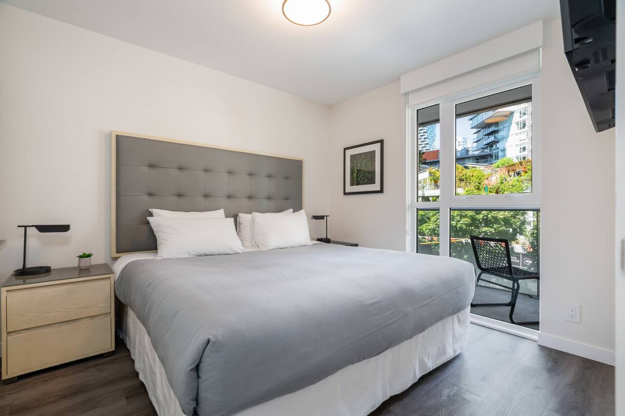 Deluxe One Bedroom Apartment in Trendy Yaletown 1