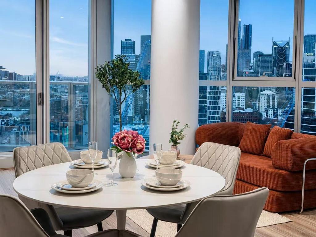 Designer 2BR with panoramic view Walk to Marvel Stadium 1