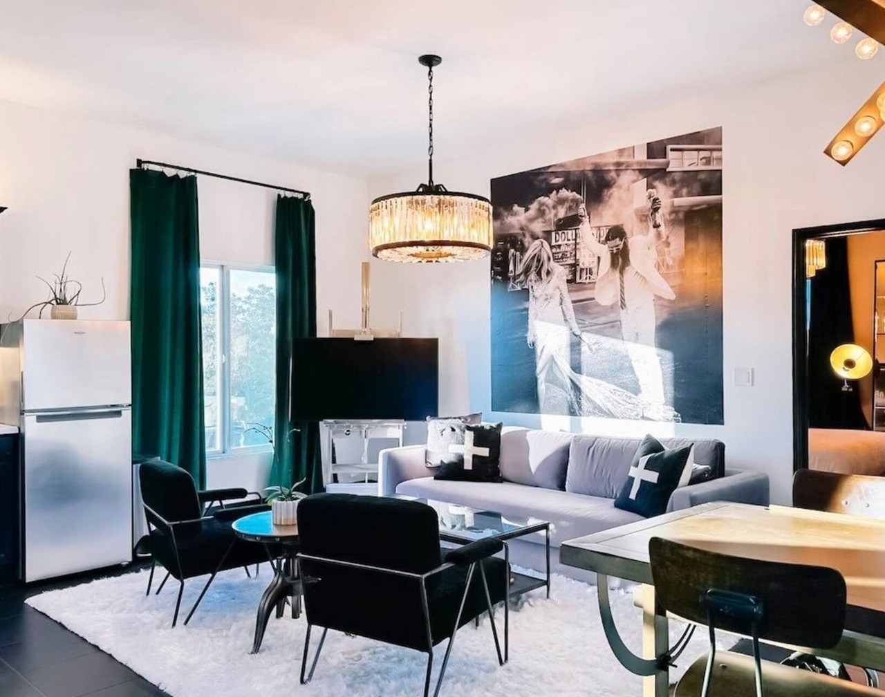 Designer loft in luxury home near beach. Sleeps 4 1