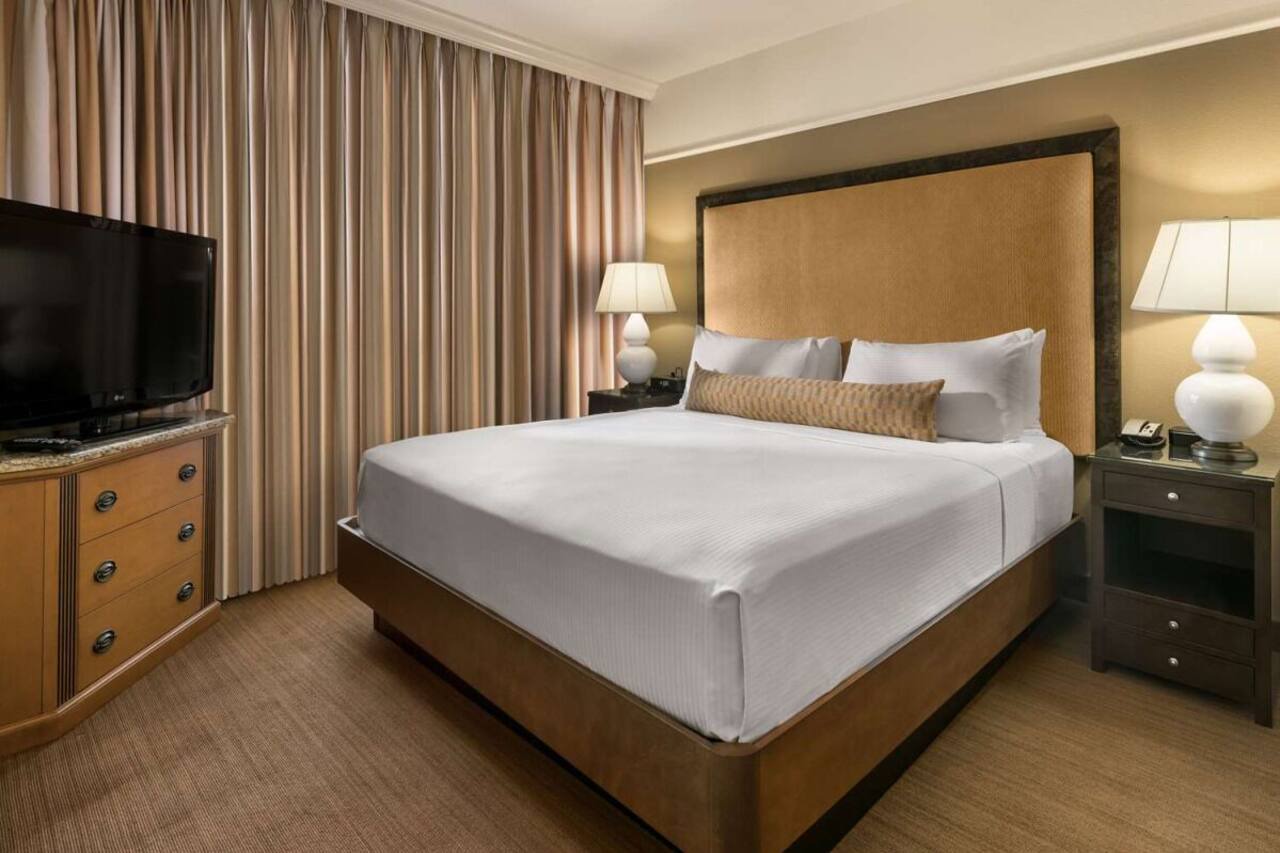 Discover Ideally Located Suites in Gainey Ranch AZ w/Free Parking & Breakfast! 1