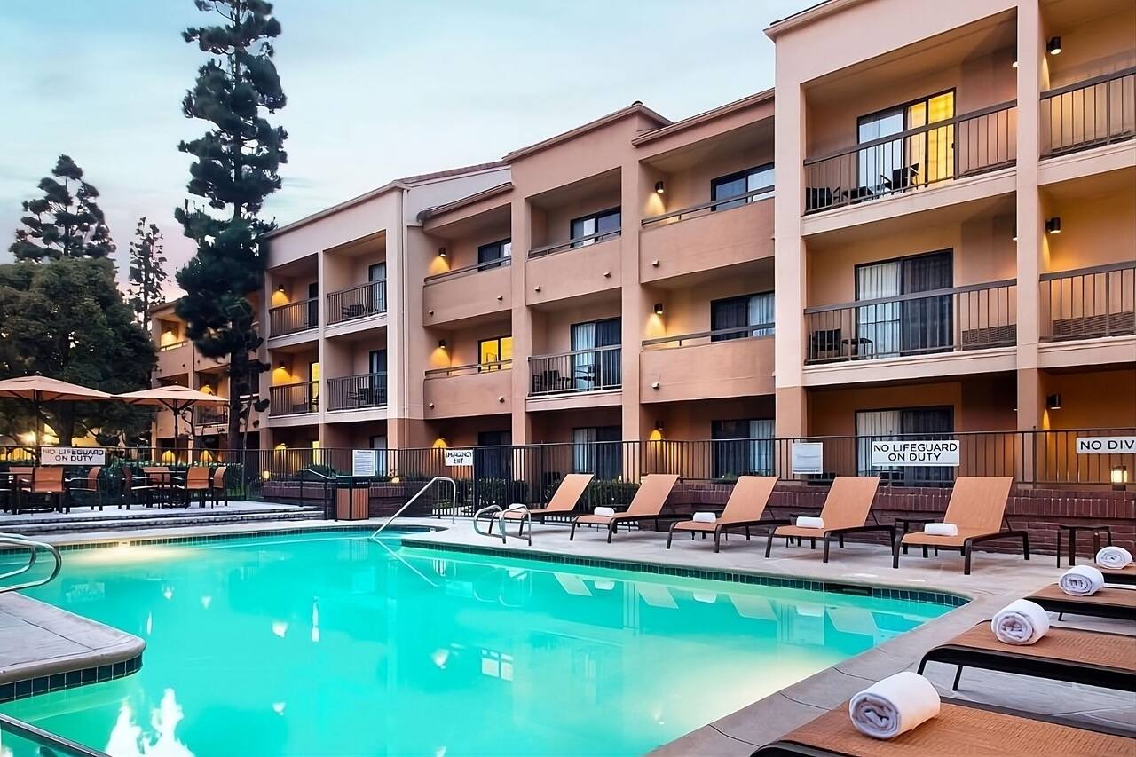 Discover Los Angeles Beauty! Free Airport Shuttle, Seasonal Pool, Pets Allowed! 1