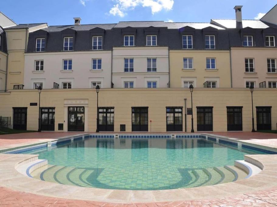 Disneyland Deluxe flat, outside pool, Climatisation, 1 min to Disney Parks 1