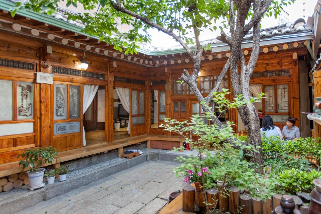 Dongmyo Hanok Sihwadang - Private Korean Style House in the City Center with a Beautiful Garden 1