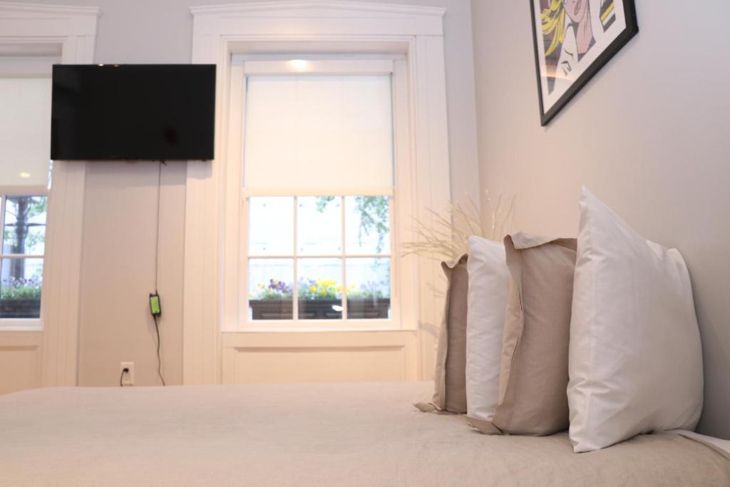 Downtown Beacon Hill, Convenient, Comfy Studio #1 1