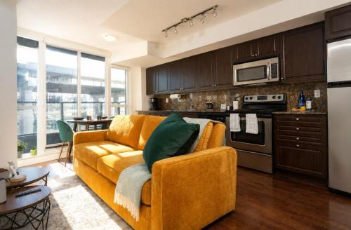 Downtown Cozy 1BR Condo - Pool & Hot Tub, Ideal for longer stays 1