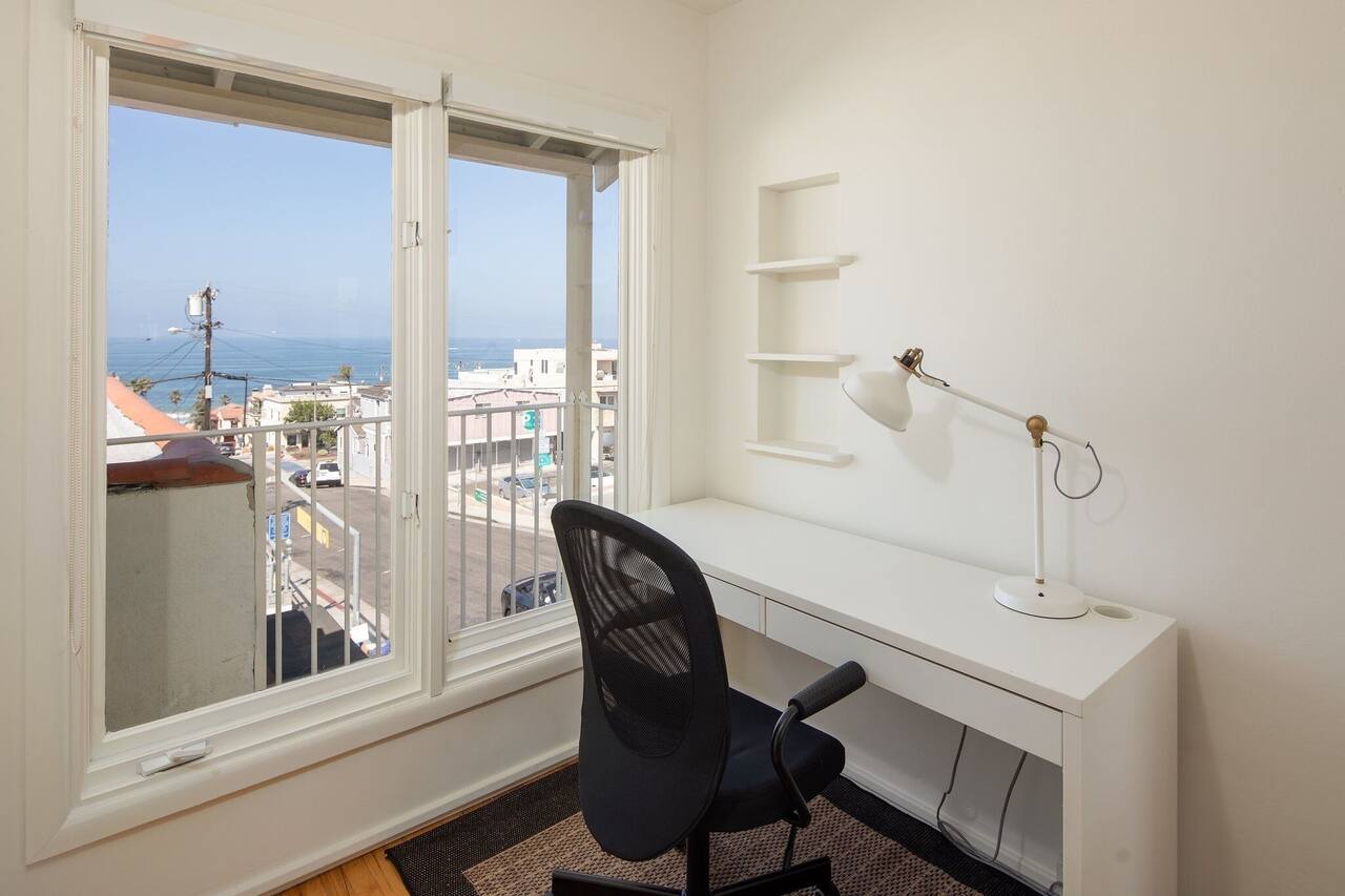 Downtown Manhattan Beach Getaway, Ocean Views, Walk to Beach and Restaurants! 1