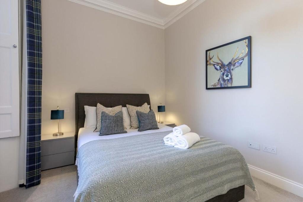 Dragon Suites - Edinburgh City Centre 2 Bed Apartment 1