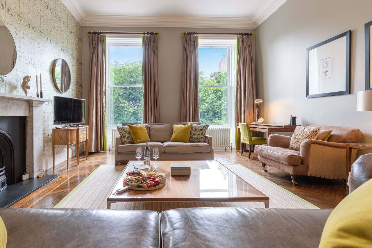 Dramatic view of Edinburgh Castle, Luxury 5 star in the City Centre, Princes Street Gardens 1