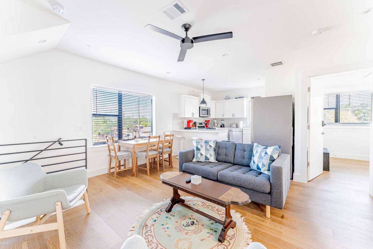East Downtown 3BR Condo w Fast WiFi and Sleeps 8 1