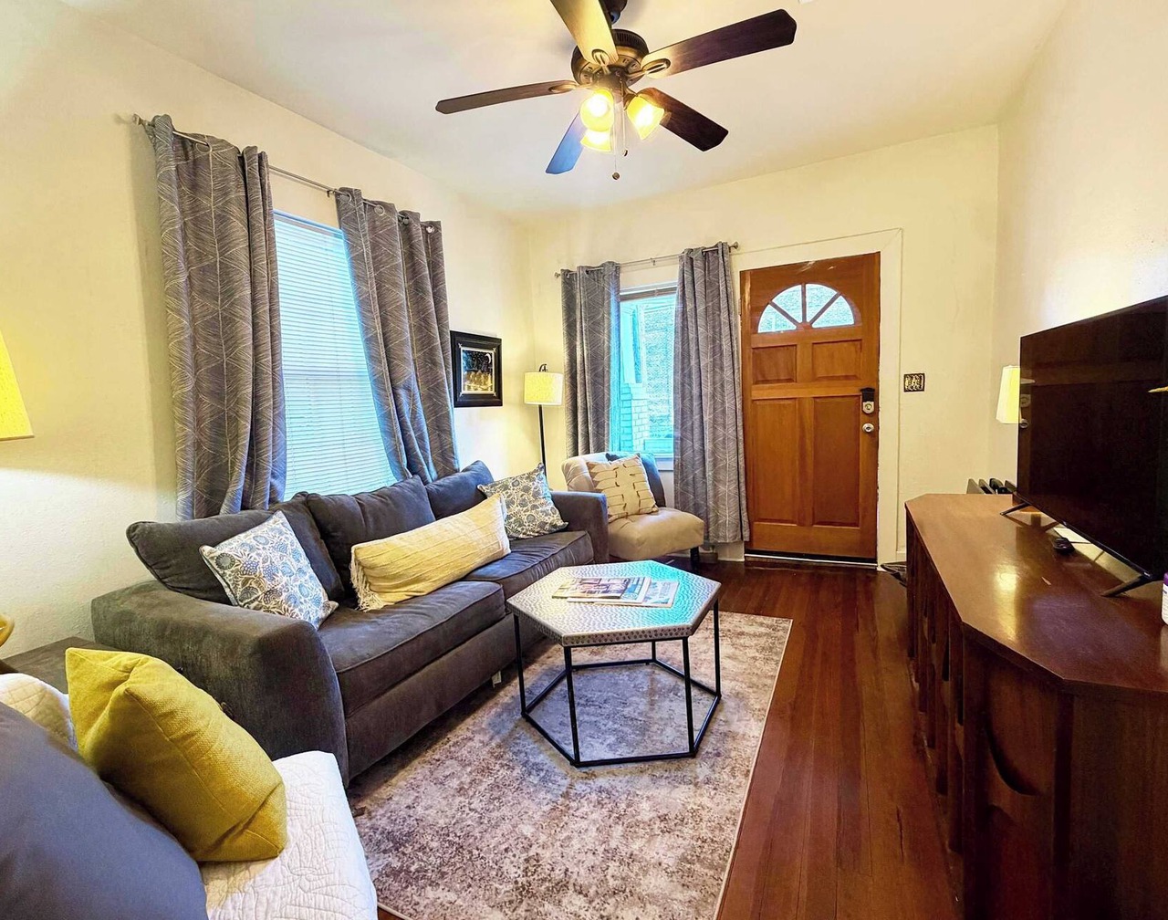 Eclectic 2 bedroom Apartment Uptown 1