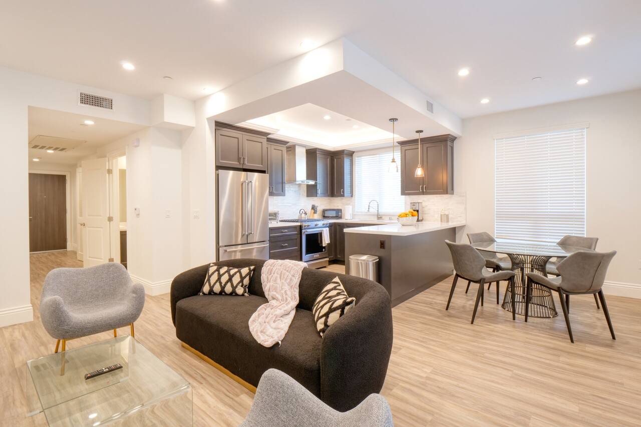 Elegant Chic City Views Beverly Hills Adjacent Condo. 1