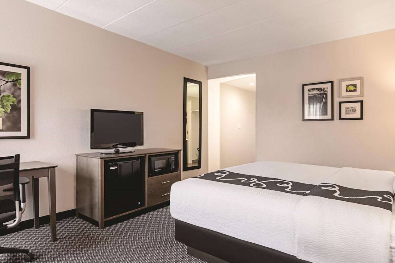 Elegant King Suite, La Quinta Portland, Downtown Proximity, Free Breakfast 1
